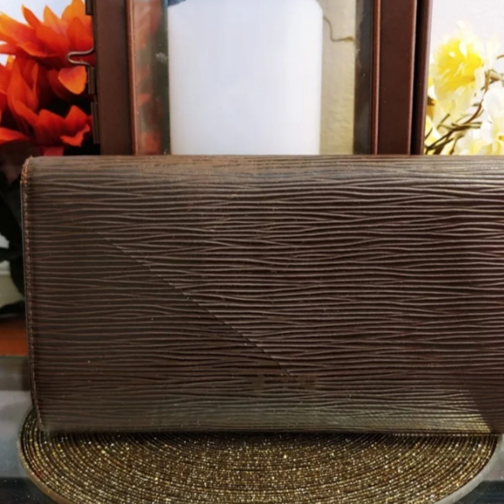 Authentic Louis Vuitton Epi Sarah Long Wallet - Picture 4 of 6